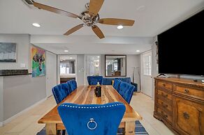 Vibrant In Vegas - 4 Bd With Shimmering Pool! 4 Bedroom Home by RedAwn