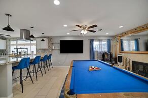 Vibrant In Vegas - 4 Bd With Shimmering Pool! 4 Bedroom Home by RedAwn