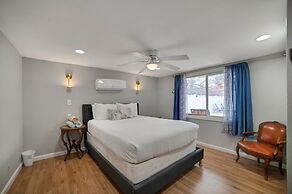 Vibrant In Vegas - 4 Bd With Shimmering Pool! 4 Bedroom Home by RedAwn