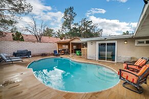 Vibrant In Vegas - 4 Bd With Shimmering Pool! 4 Bedroom Home by RedAwn