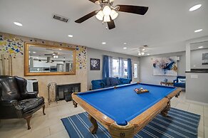 Vibrant In Vegas - 4 Bd With Shimmering Pool! 4 Bedroom Home by RedAwn