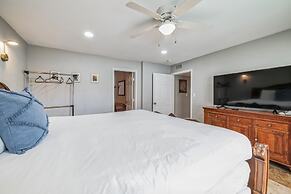 Vibrant In Vegas - 4 Bd With Shimmering Pool! 4 Bedroom Home by RedAwn