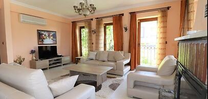 Villa FT17 by JoyLettings