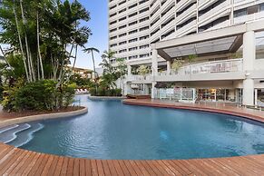 Luxury Pool Side Apartment in Beachfront Resort