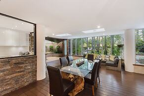 Luxury Pool Side Apartment in Beachfront Resort