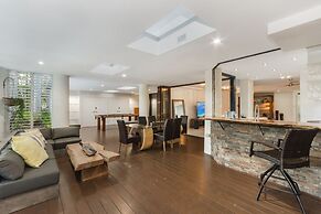 Luxury Pool Side Apartment in Beachfront Resort