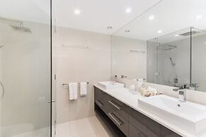 Luxury Pool Side Apartment in Beachfront Resort