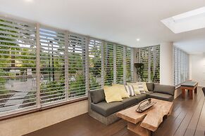 Luxury Pool Side Apartment in Beachfront Resort