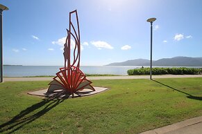 Luxury Pool Side Apartment in Beachfront Resort