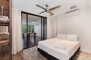 Luxury Pool Side Apartment in Beachfront Resort