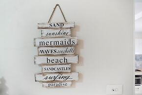 Tropical Unit with Private Fenced Garden Close to The Beach 3