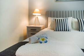 Tropical Unit with Private Fenced Garden Close to The Beach 3