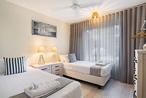 Tropical Unit with Private Fenced Garden Close to The Beach 3