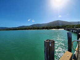 Tropical Unit with Private Fenced Garden Close to The Beach 3