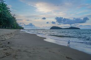 Tropical Unit with Private Fenced Garden Close to The Beach 3