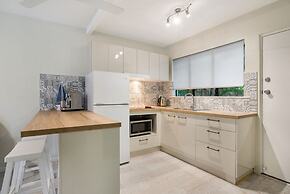 Tropical Unit with Private Fenced Garden Close to The Beach 3