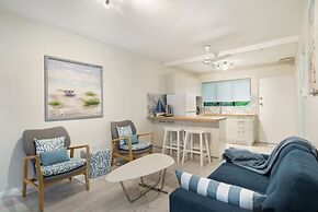 Tropical Unit with Private Fenced Garden Close to The Beach 3