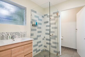 Tropical Unit with Private Fenced Garden Close to The Beach 3