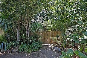Tropical Unit with Private Fenced Garden Close to The Beach 3