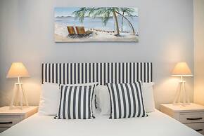 Tropical Unit with Private Fenced Garden Close to The Beach 4