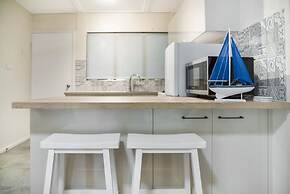 Tropical Unit with Private Fenced Garden Close to The Beach 4