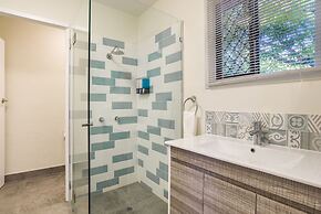 Tropical Unit with Private Fenced Garden Close to The Beach 4