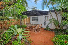 Tropical Unit with Private Fenced Garden Close to The Beach 4