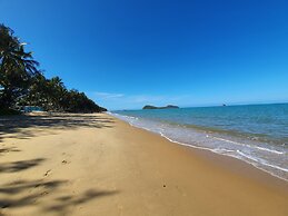 Tropical Unit with Private Fenced Garden Close to The Beach 4
