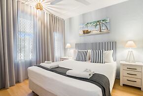 Tropical Unit with Private Fenced Garden Close to The Beach 4