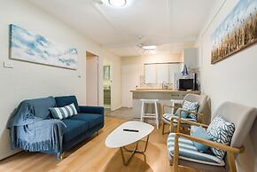 Tropical Unit with Private Fenced Garden Close to The Beach 4