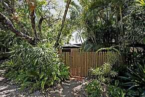 Tropical Unit with Private Fenced Garden Close to The Beach 4