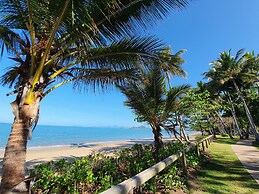 Tropical Unit with Private Fenced Garden Close to The Beach 4