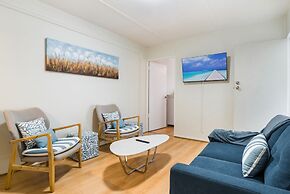 Tropical Unit with Private Fenced Garden Close to The Beach 4