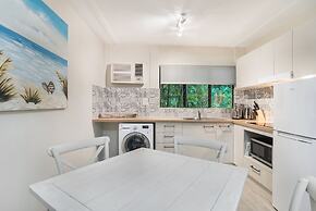 Tropical Unit with Private Fenced Garden Close to The Beach 5