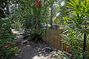 Tropical Unit with Private Fenced Garden Close to The Beach 5