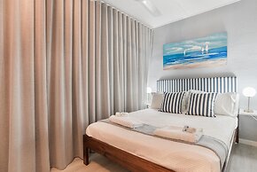 Tropical Unit with Private Fenced Garden Close to The Beach 5