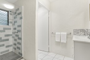 Tropical Unit with Private Fenced Garden Close to The Beach 5