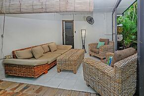 Tropical Unit with Private Fenced Garden Close to The Beach 5