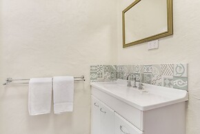 Tropical Unit with Private Fenced Garden Close to The Beach 5