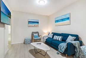 Tropical Unit with Private Fenced Garden Close to The Beach 5