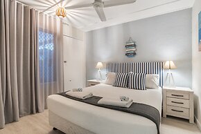 Tropical Unit with Private Fenced Garden Close to The Beach 5