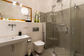 BARONHAUS Aparthotel & Suites