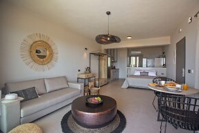 Grand Blue Beach Apartments & Suites