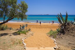 Grand Blue Beach Apartments & Suites