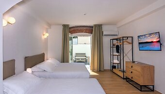 Tirreno Beachfront Apartments