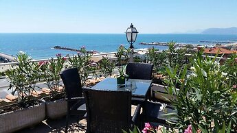 Tirreno Beachfront Apartments