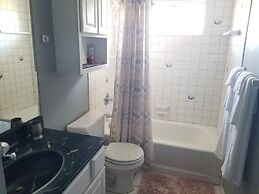 Three Bedroom, 2 Bath With Amazing Views From Balcony - Hidden Treasur