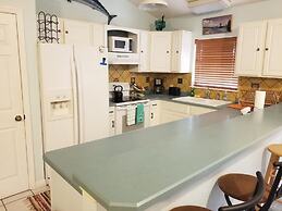 Three Bedroom, 2 Bath With Amazing Views From Balcony - Hidden Treasur