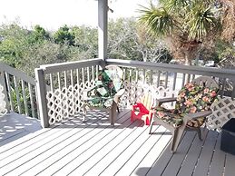 Three Bedroom, 2 Bath With Amazing Views From Balcony - Hidden Treasur