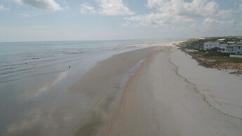 Three Bedroom, 2 Bath With Amazing Views From Balcony - Hidden Treasur